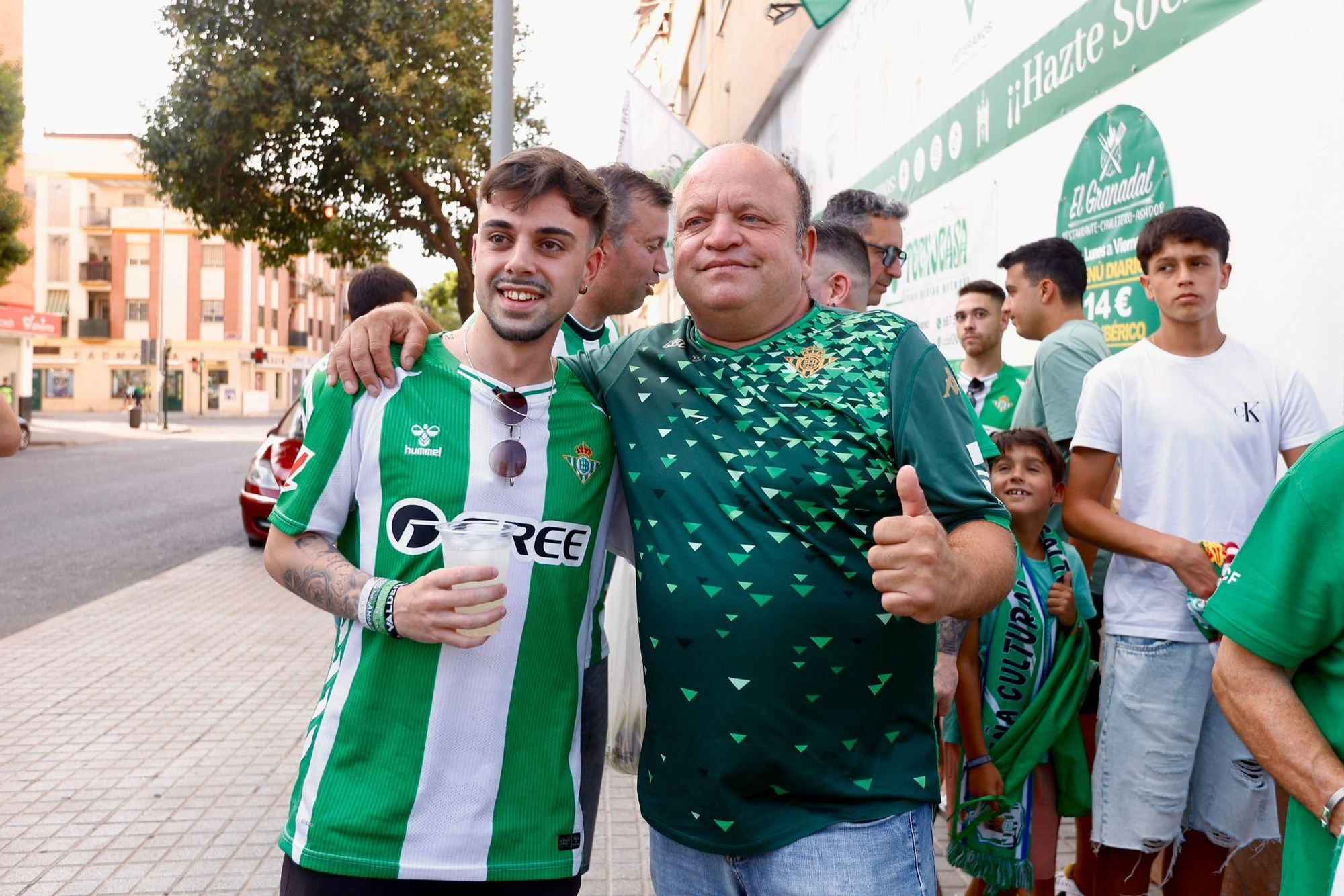 El hermanamiento entre las peñas Las Leyendas del Córdoba CF y la Peña Bética Cultural de Carmona, en imágenes