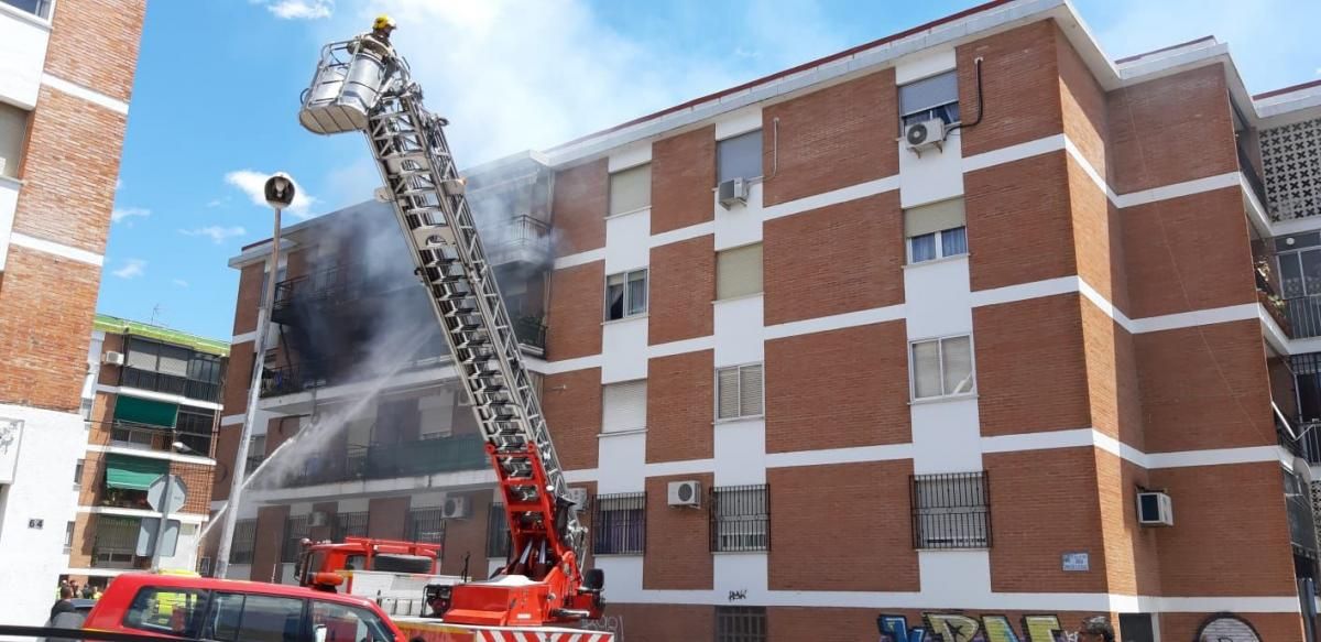 Rescate de vecinos tras el incendio de una vivienda en Plasencia