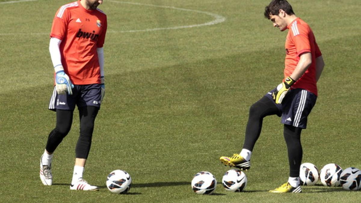 Diego López (izquierda) e Iker Casillas, durante un entrenamiento, el pasado viernes.