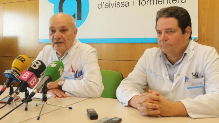 El gerente del Área de Salud y el director médico se disponen a dar explicaciones a los medios, ayer