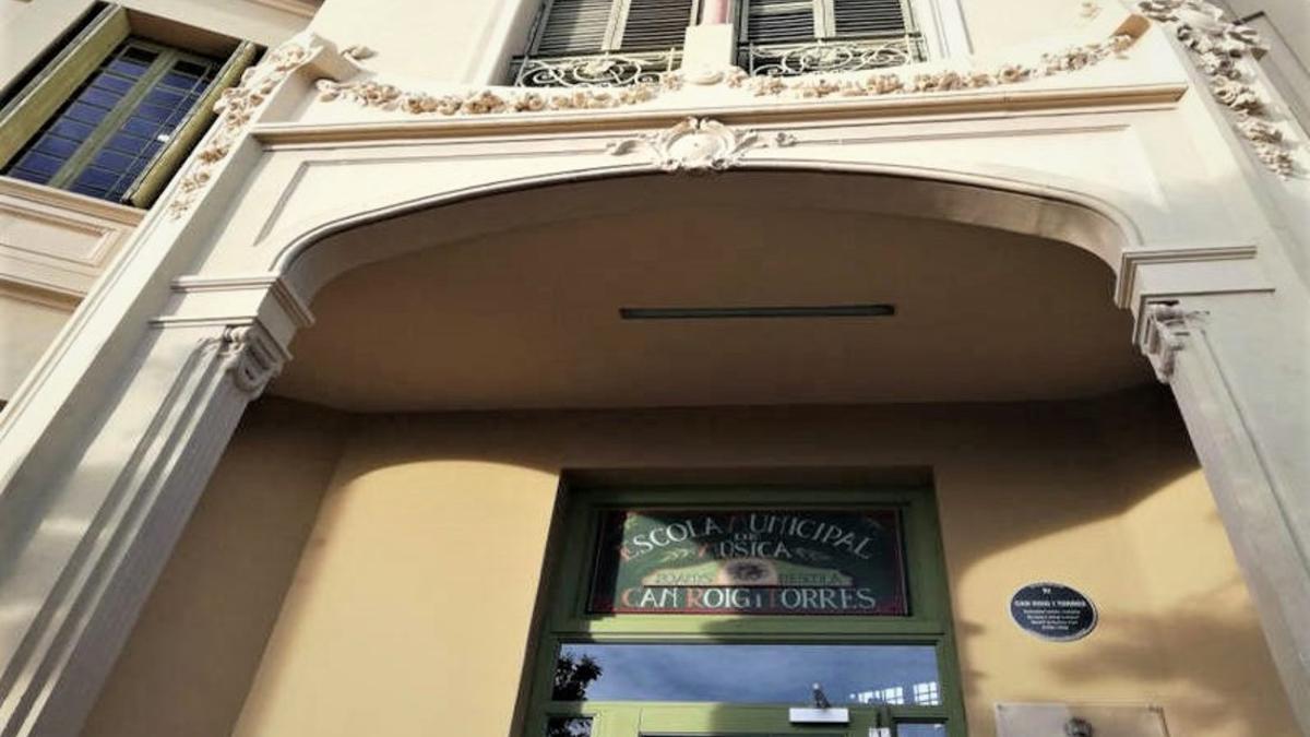 Fachada de la Escola de Música Can Roig i Torres de Santa Coloma.