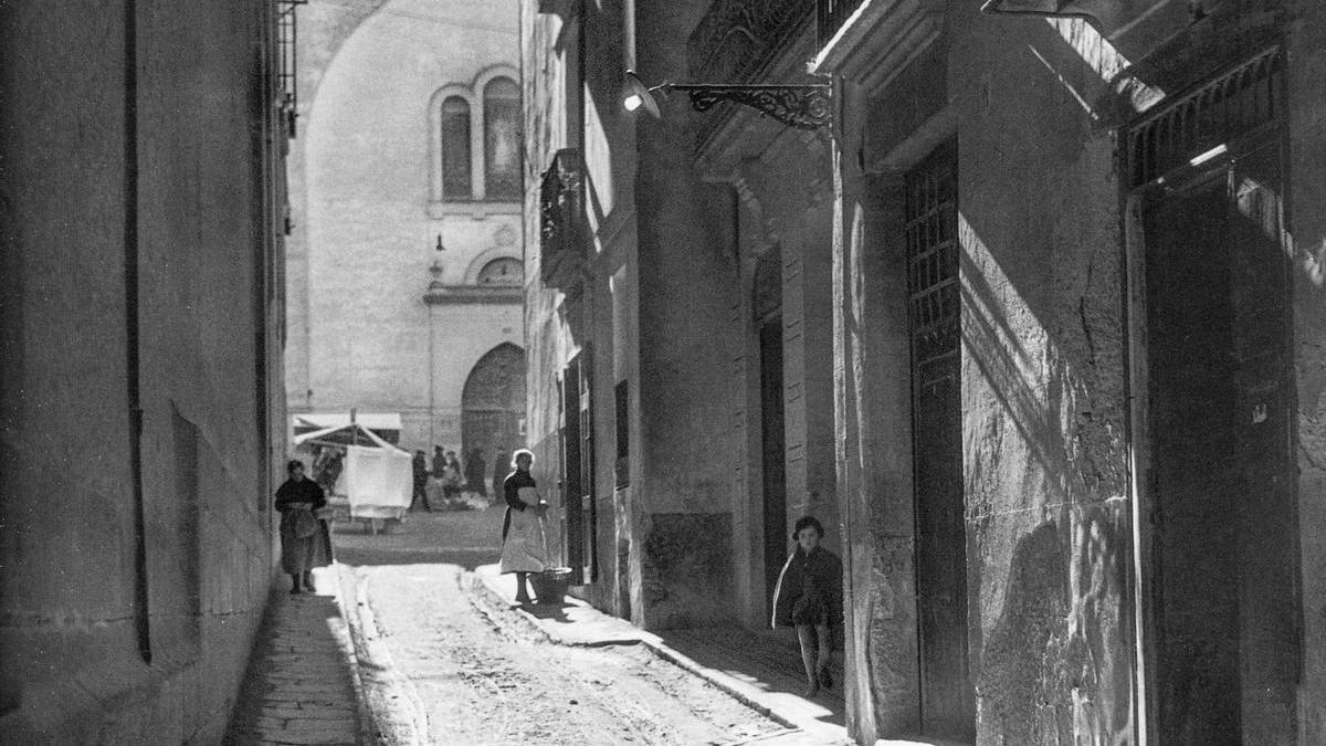 Inicio de la calle del Carme en el primer tercio del siglo XX, cuando aún podía apreciarse el lateral de la iglesia de San Agustín.