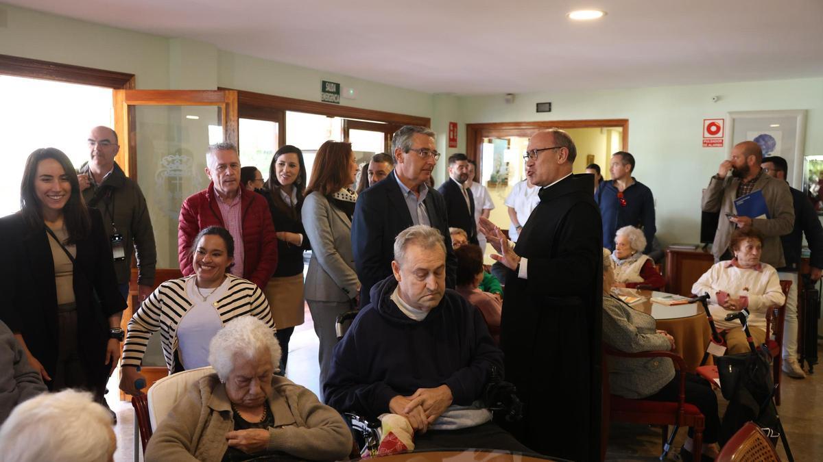 Francisco Salado ha visitado este martes la residencia San Juan de Dios de Antequera.