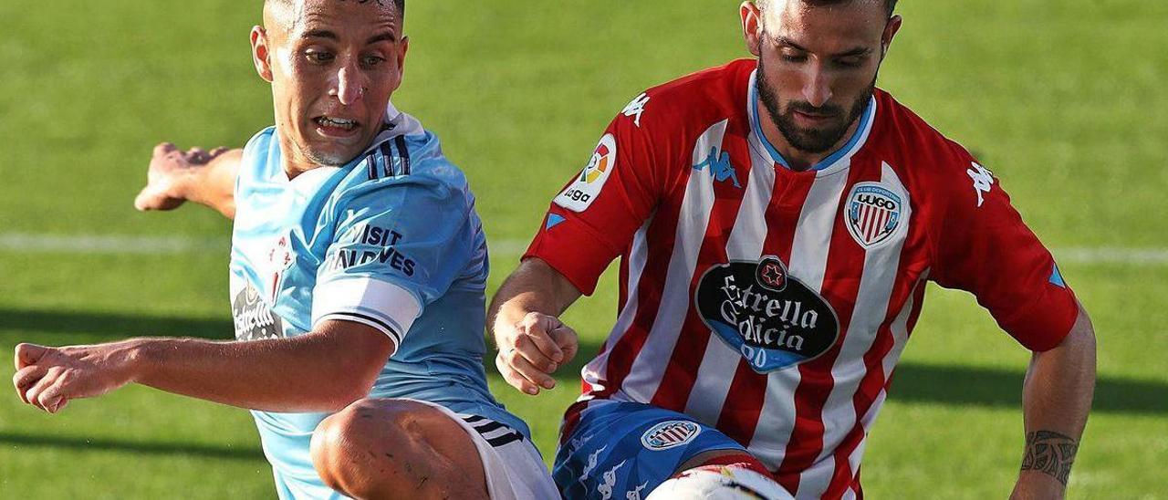 Emre Mor disputa el balón con un rival durante el amistoso disputado ayer en Balaídos entre el Celta y el Lugo.