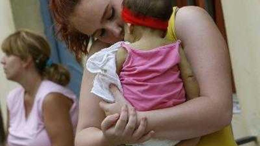 Fotografía de archivo, del 15 de octubre de 2007, de la joven de 17 años Rocío P. con su hija Naora, de seis meses, en brazos. Un juzgado de Sevilla ha autorizado que la joven done parte de su hígado a su bebé, que sufre una malformación de este órgano que puede causarle la muerte.