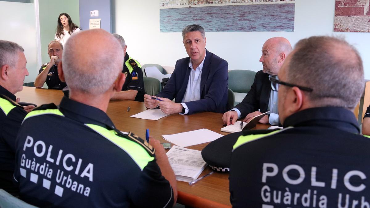 El alcalde Albiol reunido con los responsables de la Guàrdia Urbana de Badalona en una imagen de archivo