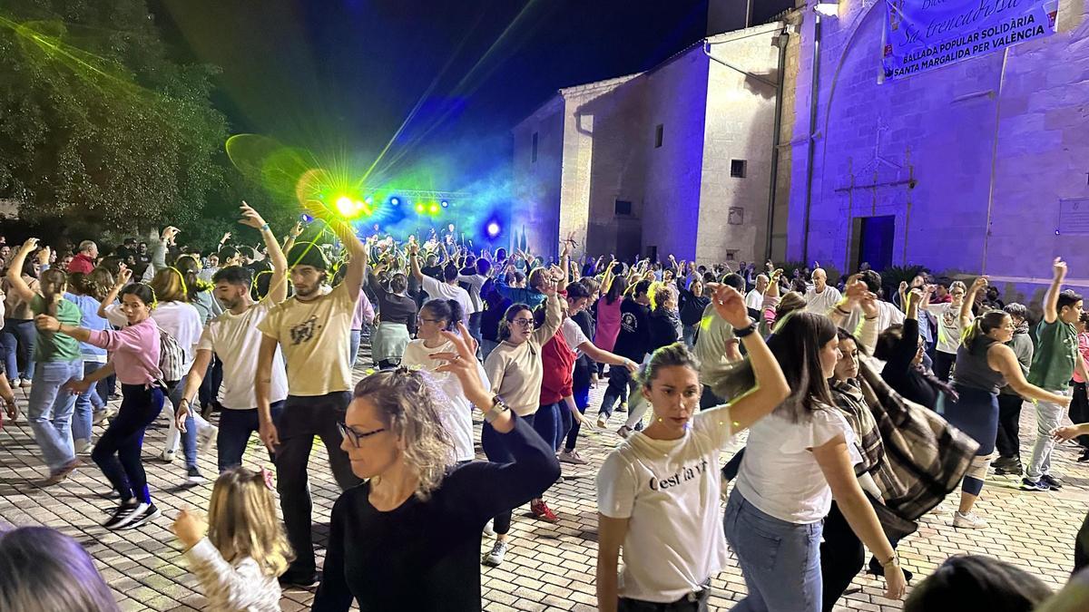 FOTOS | Santa Margalida baila por las víctimas de Valencia
