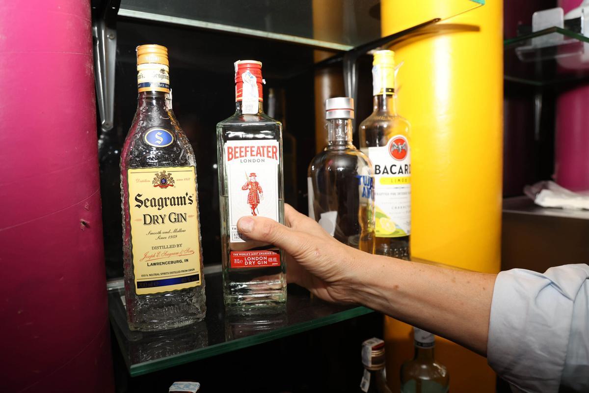 Varias botellas de bebidas alcohólicas, en un local de hostelería.