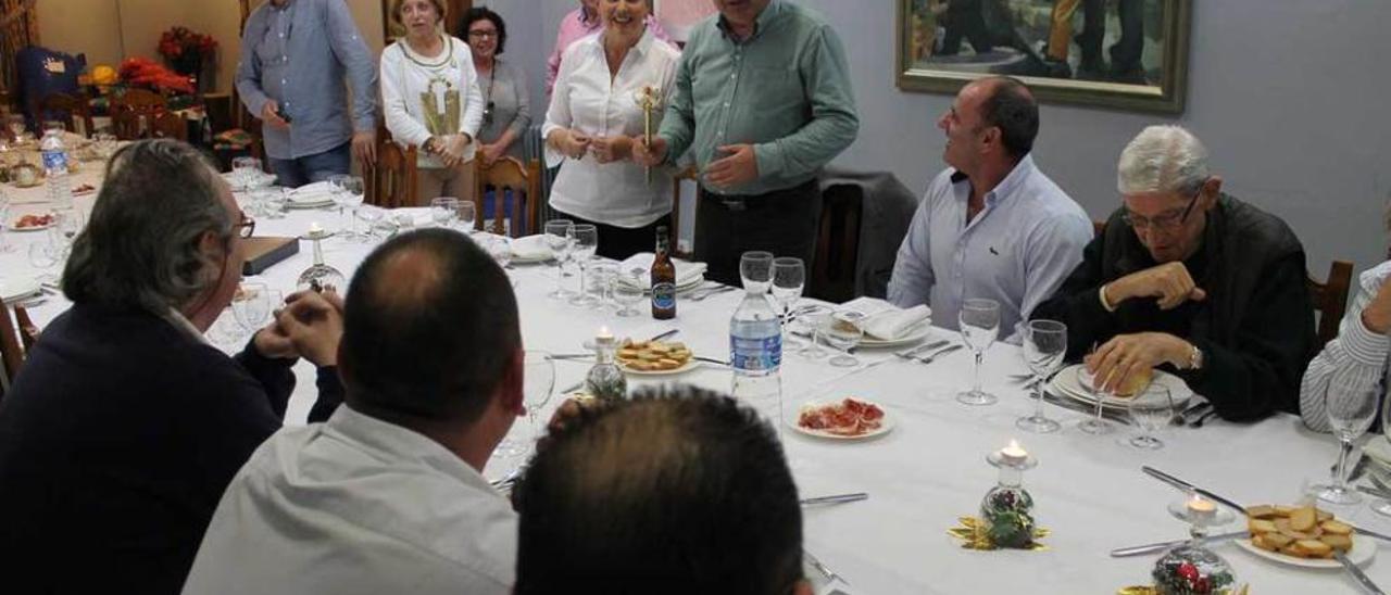 Manuel Rodríguez, en el centro con la corona y el cetro, dirigiéndose al resto de viajantes.