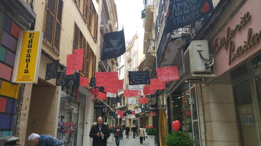 Vandalismo contra San Valentín en Murcia: arrancan los carteles que decoraban dos calles comerciales del centro