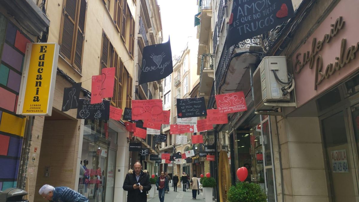 Carteles de San Valentín que había en la zona, antes de ser vandalizados.