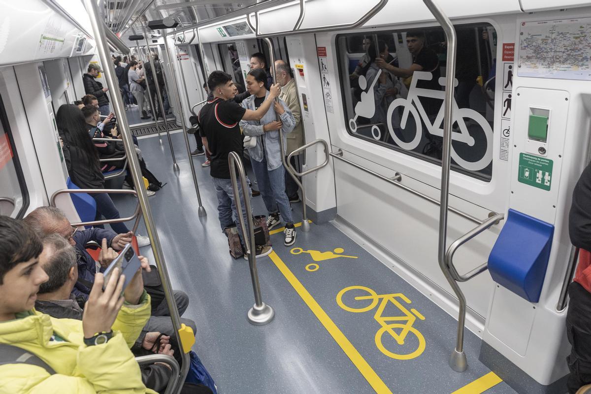 La L3 del metro de Barcelona estrena el primer tren de la serie 7.000