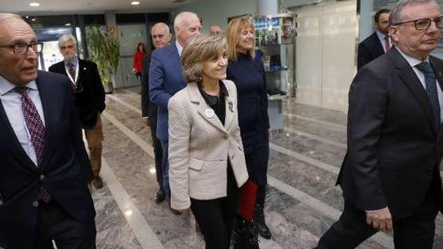 María Luisa Carcedo, entre el oftalmólogo Luis Fernández-Vega, a la izquierda, y el consejero de Sanidad, Francisco del Busto.