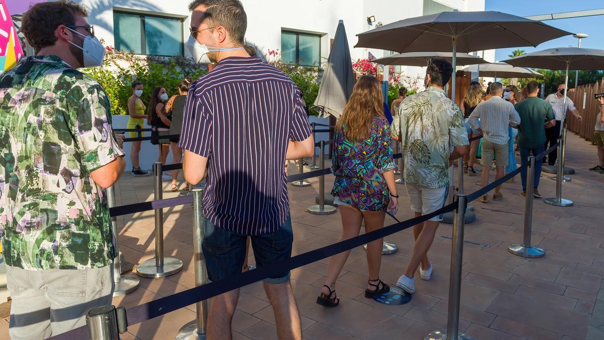 Cola de entrada a la prueba piloto del ocio nocturno en el Hard Rock de Ibiza, a 25 de junio de 2021.