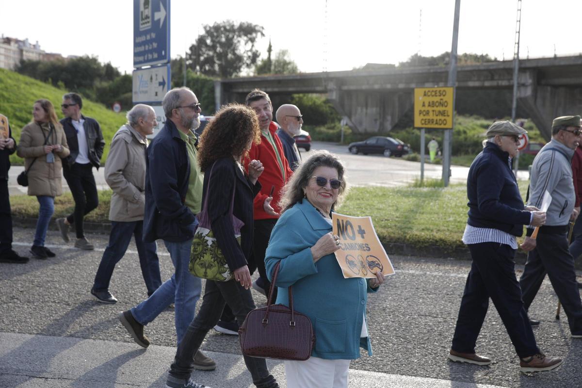 Nueva protesta vecinal en La Calzada contra el tráfico pesado (en imágenes)
