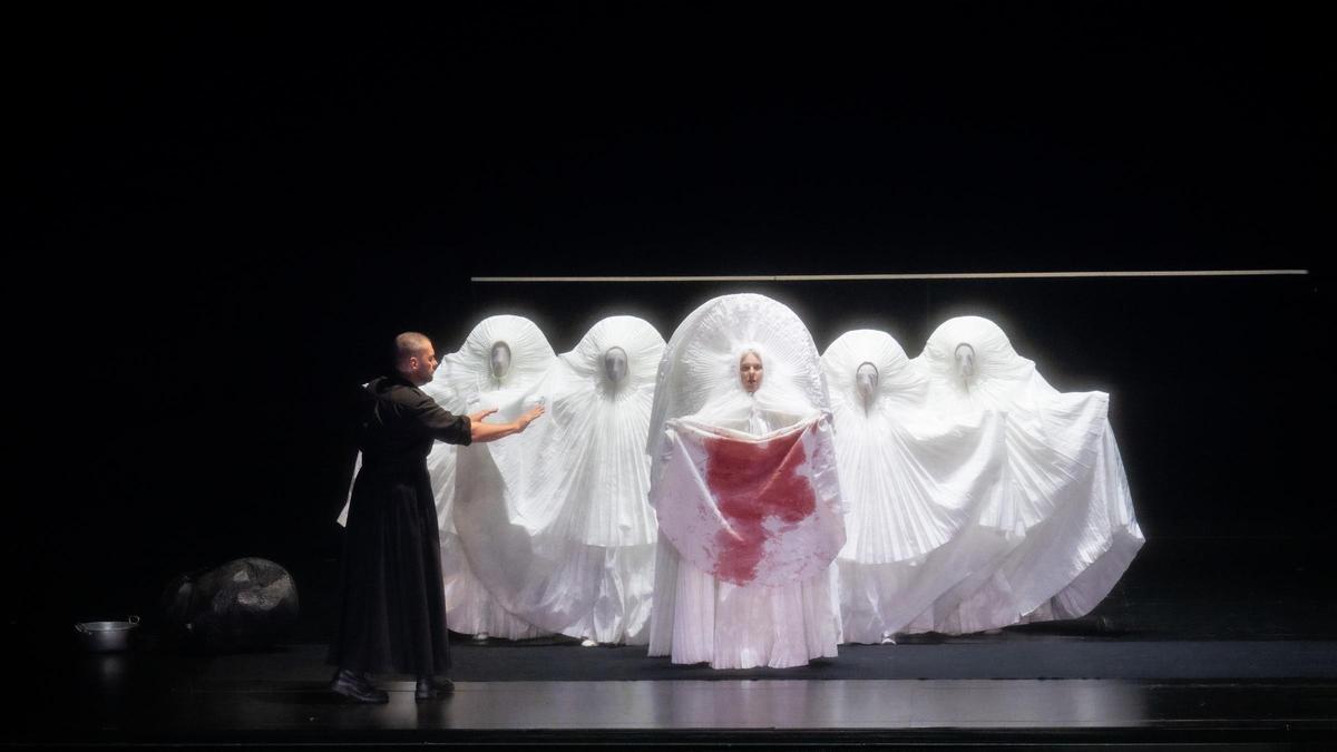 Wotan (Gabor Bretz) y Fricka (Marie Nicole Lemieux) en el segundo acto de 'Die walküre' en La Monnaie