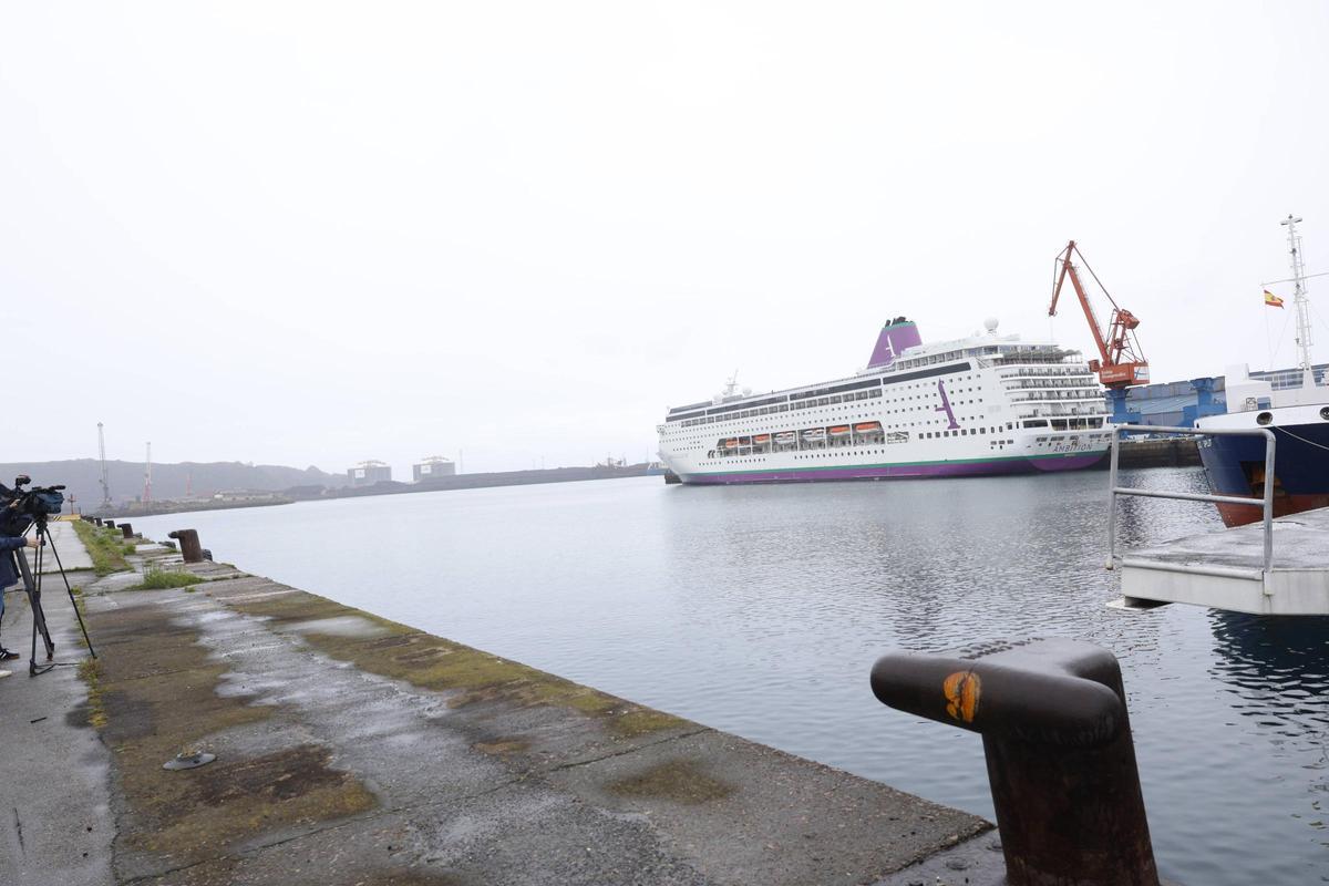 Los cruceristas del "Ambition" desembarcan en Gijón (en imágenes)