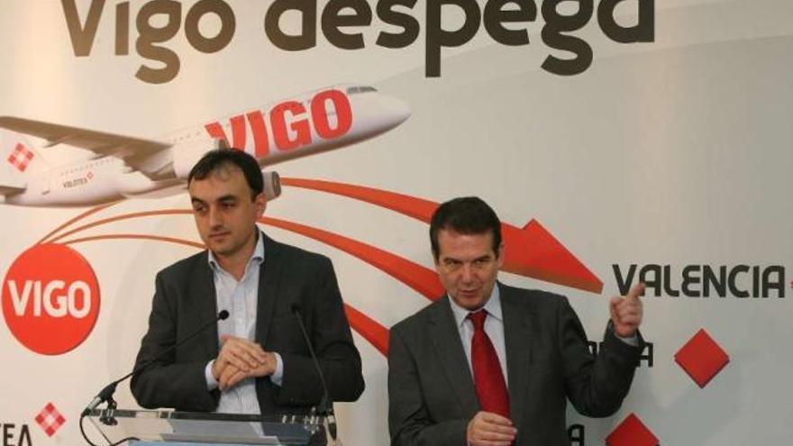 El responsable de relaciones institucionales de Volotea, Alfons Claver, y el alcalde, Abel Caballero.  // JDA