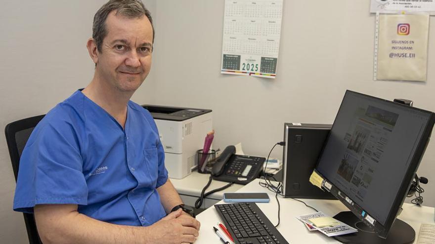 Joaquín Fernández, médico digestivo: "Casi todos desarrollamos divertículos en el colon con la edad, pero solo unos pocos tienen la enfermedad"