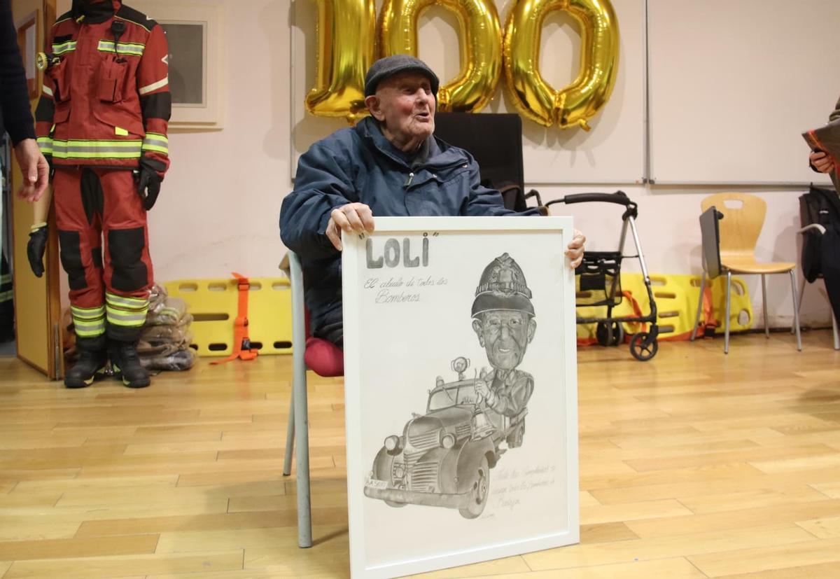 Los Bomberos de Badajoz homenajean a su compañero, Manuel Rosado, en su 100 cumpleaños