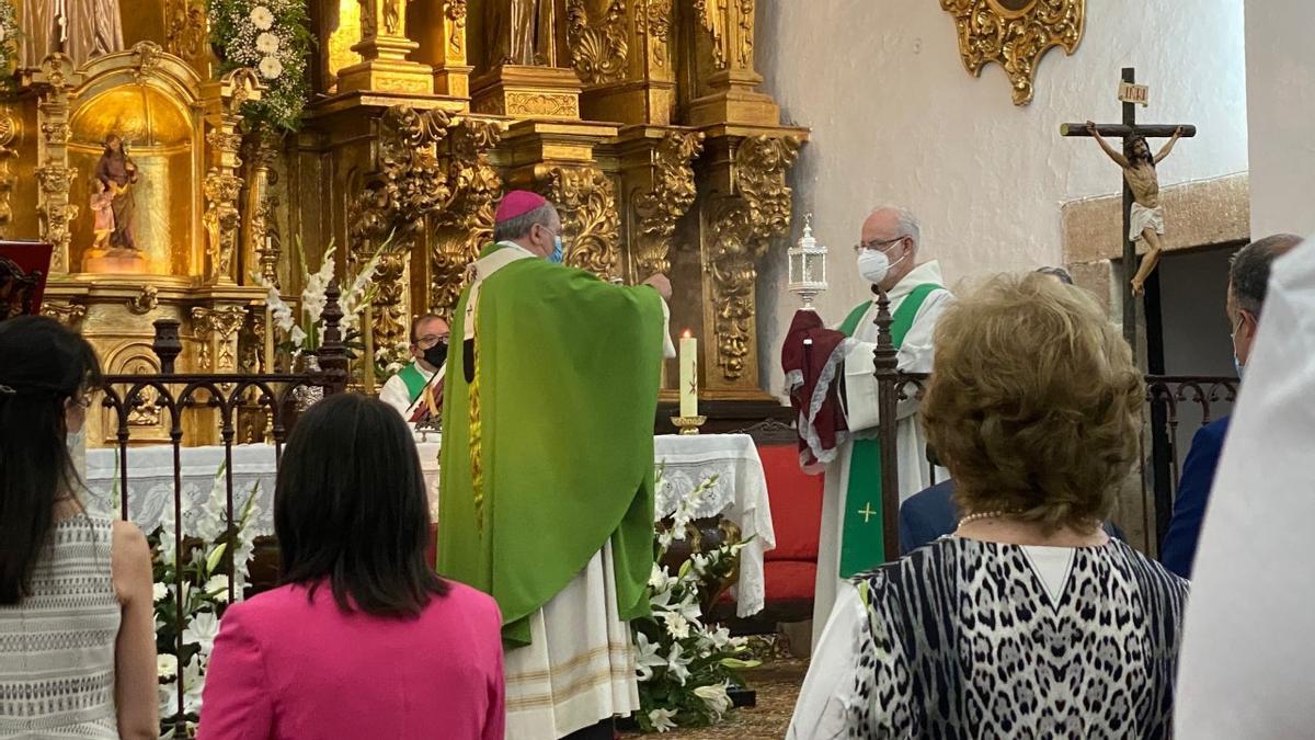 Recepción de la sagrada reliquia por el Arzobispo Celso Morga