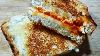Recetas para la resistencia: bikini de sobrasada, miel y queso (en pan de payés)