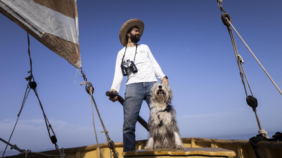 Sergi y Nirvana, al timón del velero.