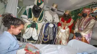 Primera parada de los Reyes Magos en Orihuela: visita al Hospital Vega Baja