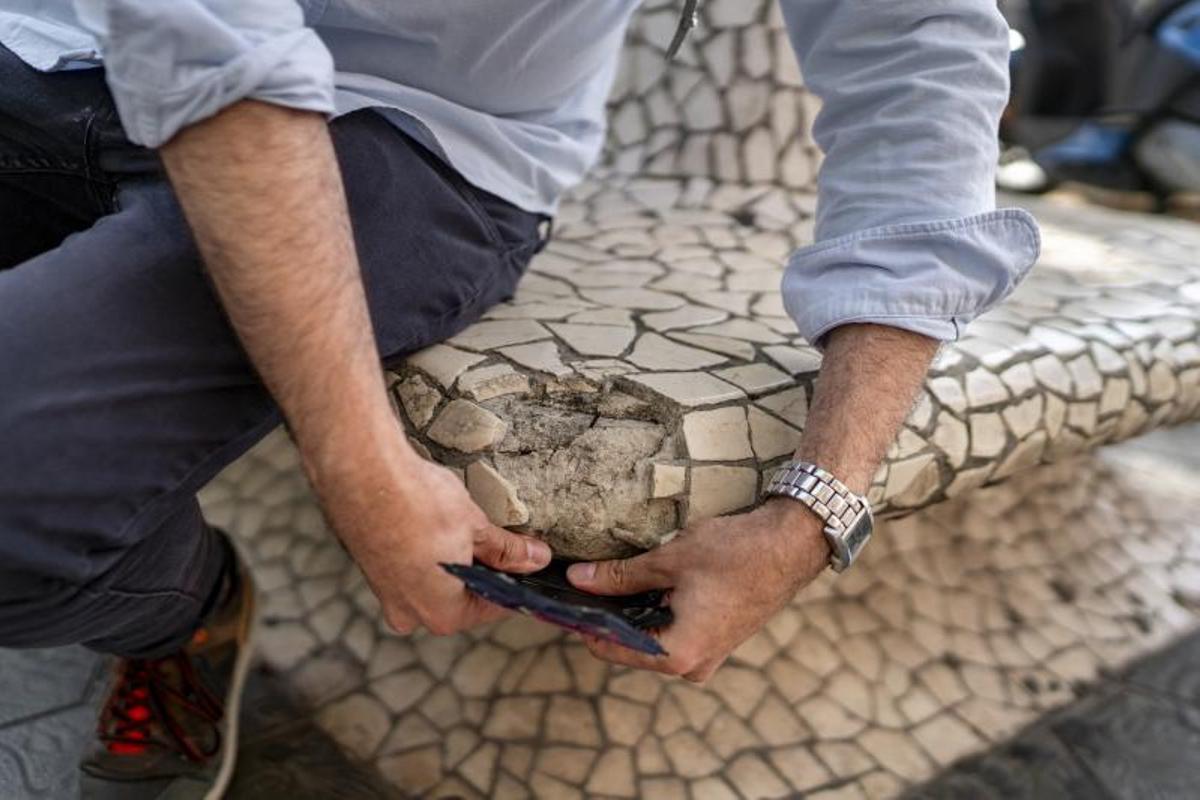 Barcelona repara los bancos-farola de paseo de Gràcia tras los parches virales de un artista