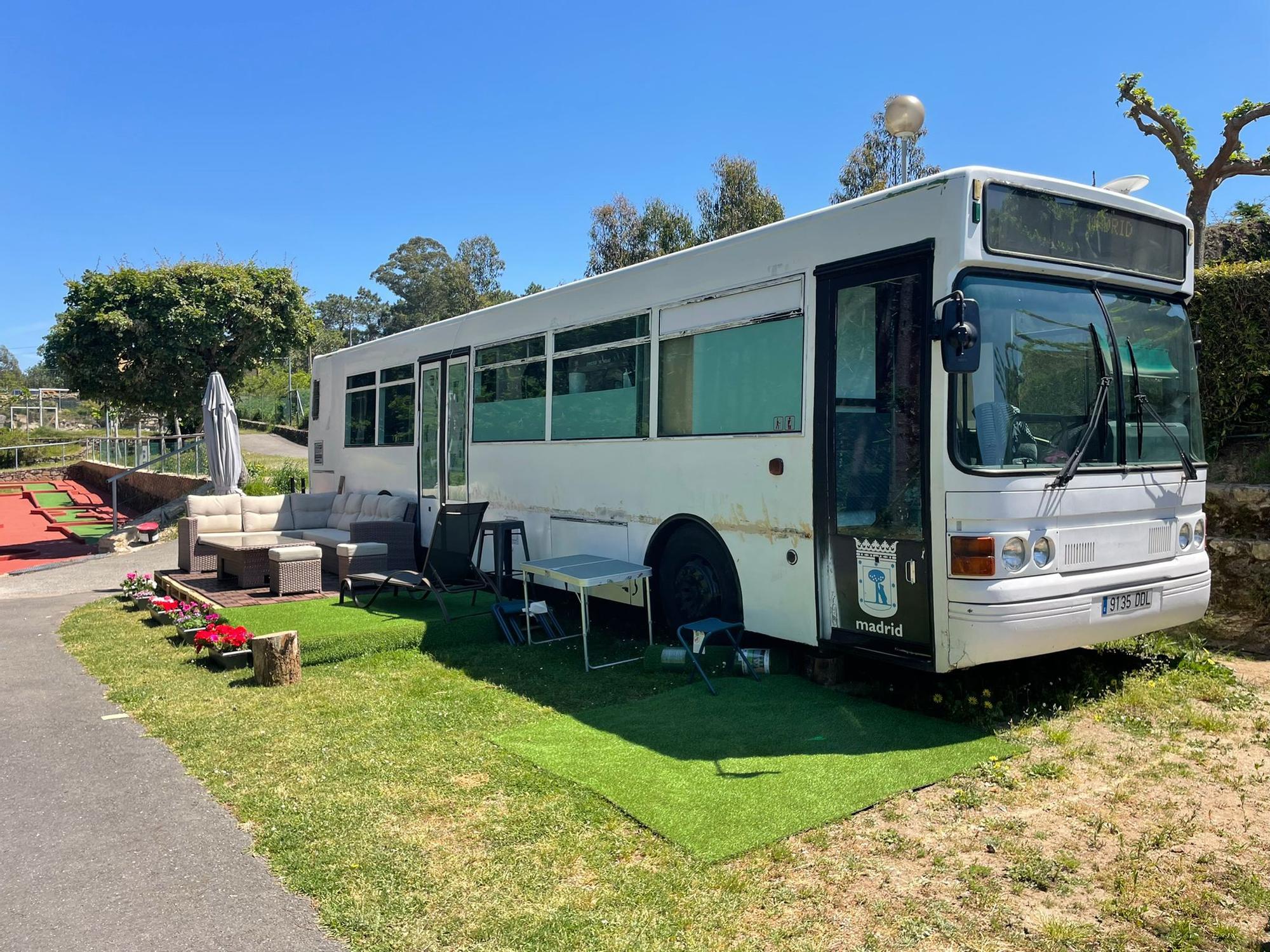 Un hogar dentro de un autobús: así es el vehículo camperizado más singular de este camping gallego