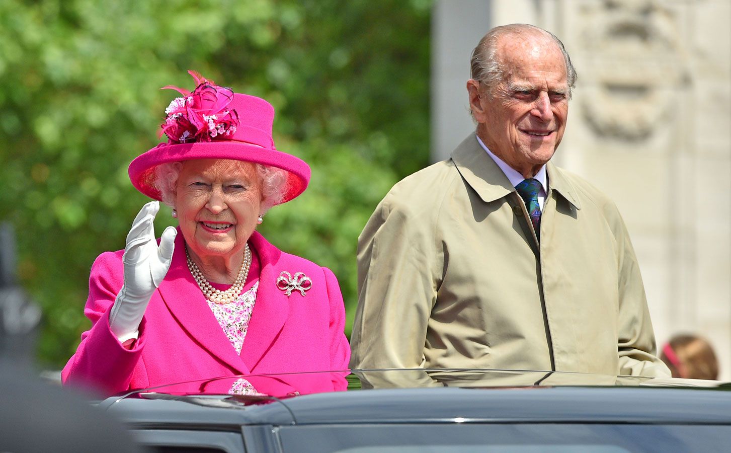 La Reina Isabel II y el Duque de Edimburgo saludando desde el coche