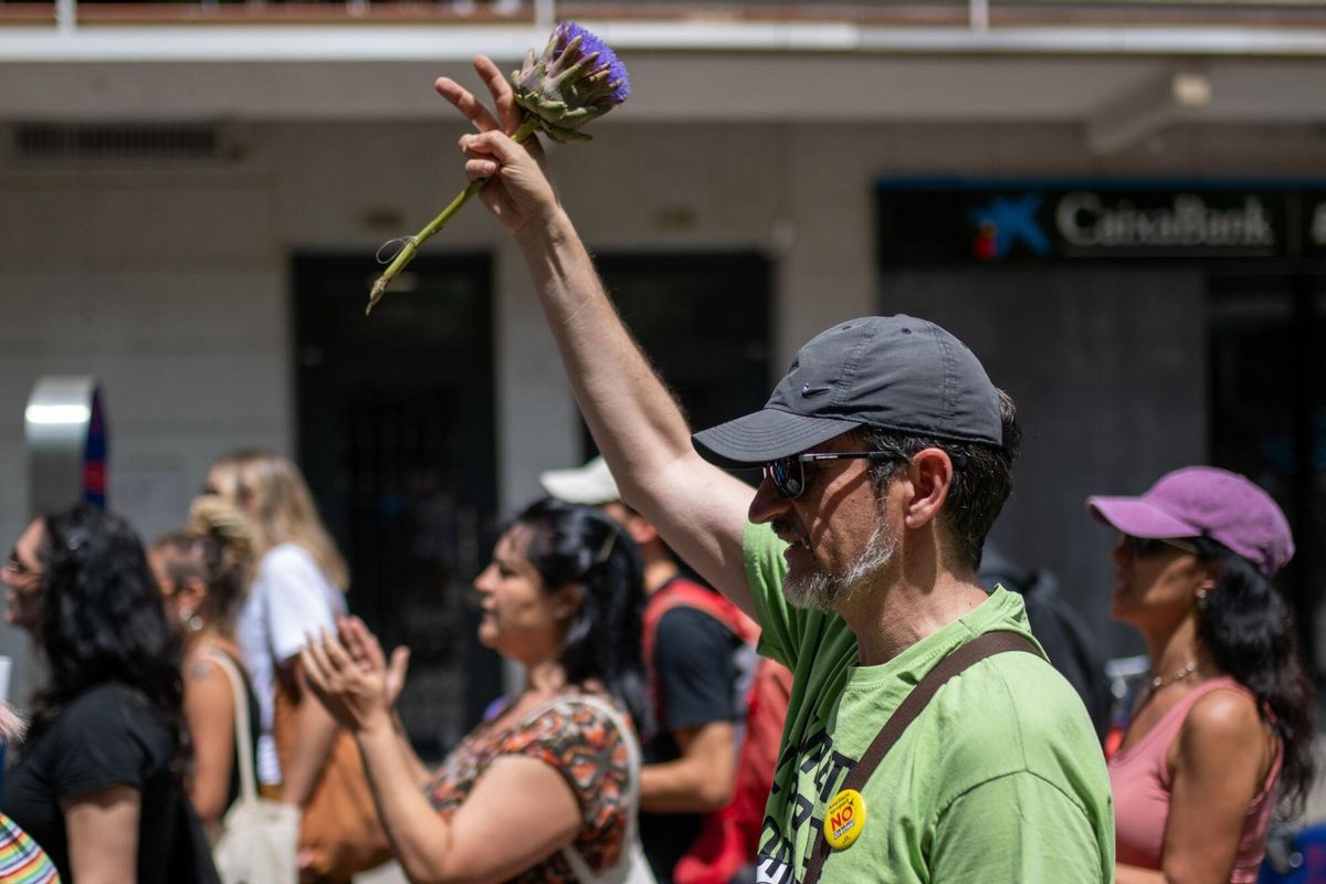 Varias personas durante una concentración contra la ampliación del Aeropuerto Josep Tarradellas Barcelona-El Prat?, a 14 de junio de 2025, en El Prat de Llobregat, Barcelona, Catalunya (España). El objetivo de la protesta, convocada por la plataforma Ni un pam de Terra, es mostrar el rechazo ciudadano al proyecto de ampliación de la tercera pista del aeropuerto que, según los convocantes, tendrá un grave impacto ambiental y social sobre espacios protegidos como La Ricarda y el Remolar, en el delta del Llobregat. 14 JUNIO 2025;AEROPUERTO;MANIFESTACIÓN;AMPLIACIÓN;PROTESTA Lorena Sopêna / Europa Press 14/06/2025. Lorena Sopêna;