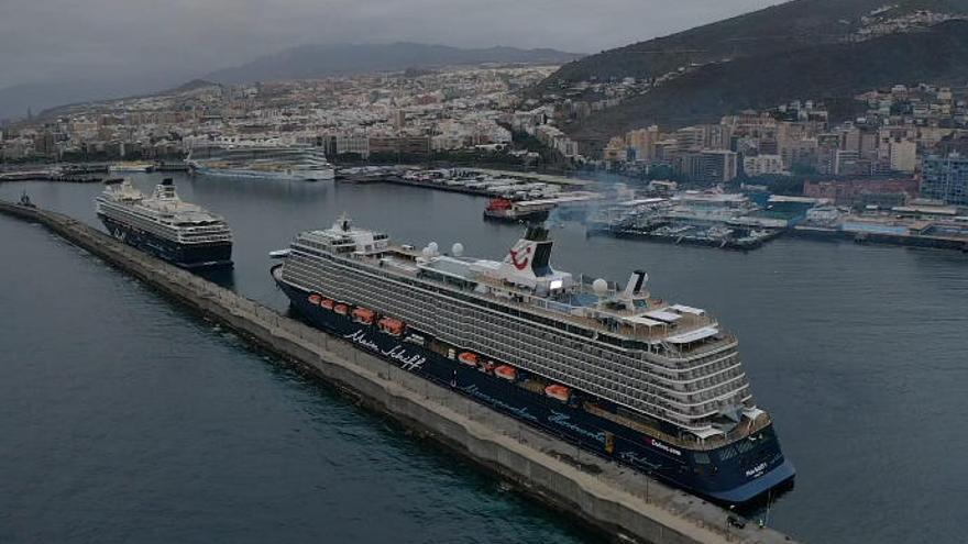 Los dos cruceros de TUI atracados en Santa Cruz de Tenerife.