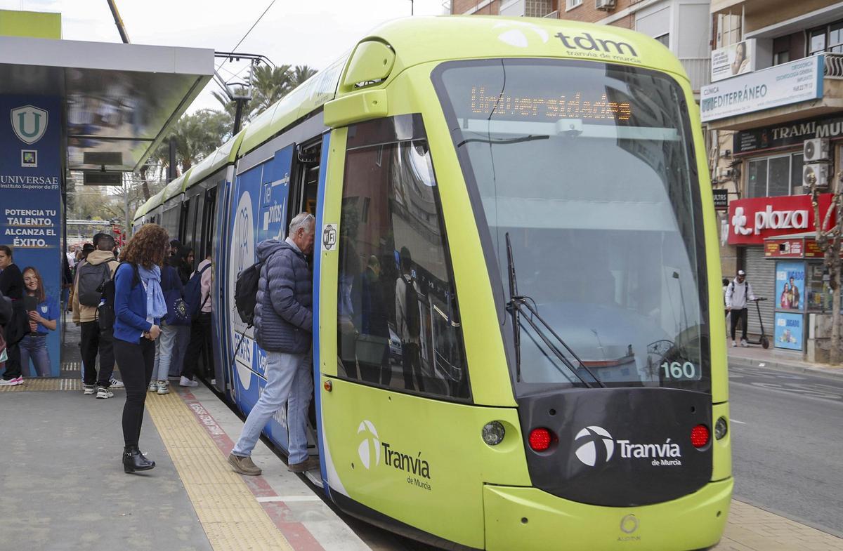 Parada de tranvía de la Plaza Circular, en Murcia.