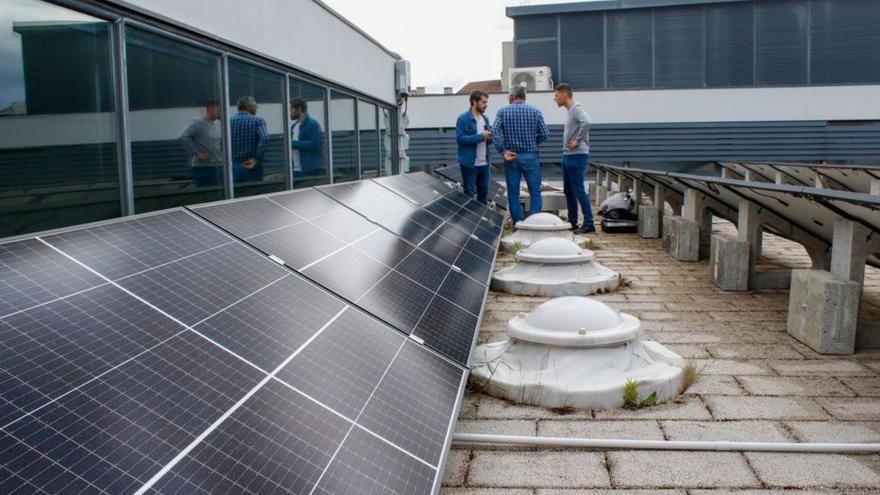 Los paneles solares permiten a A Illa reducir un 70% la factura