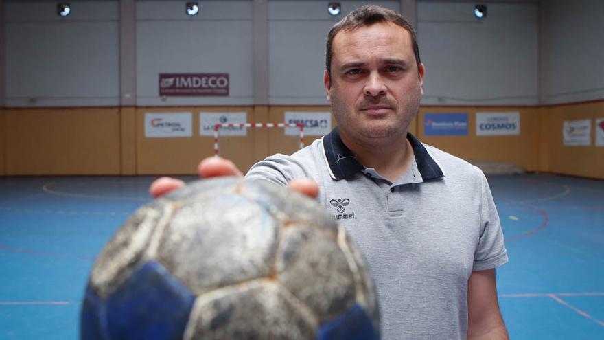 Jesús Escribano, entrenador del Cajasur Córdoba BM, en el pabellón de Fátima.