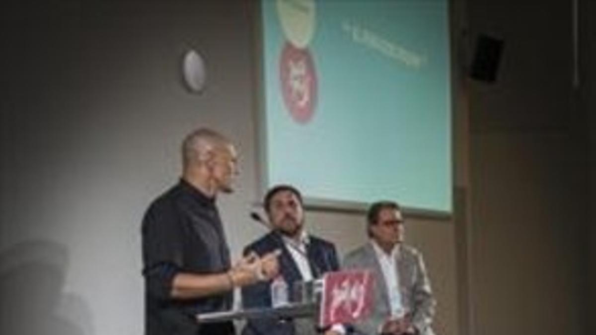 Romeva, junto a Junqueras y Mas, durante el acto de ayer en el CCCB.