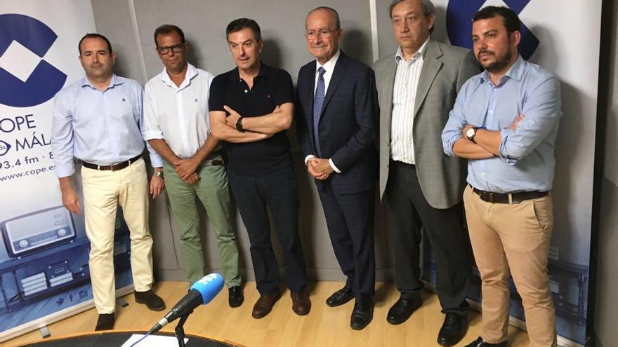 De la Torre con los directores de los periódicos que asistieron a la entrevista en la Cadena Cope.