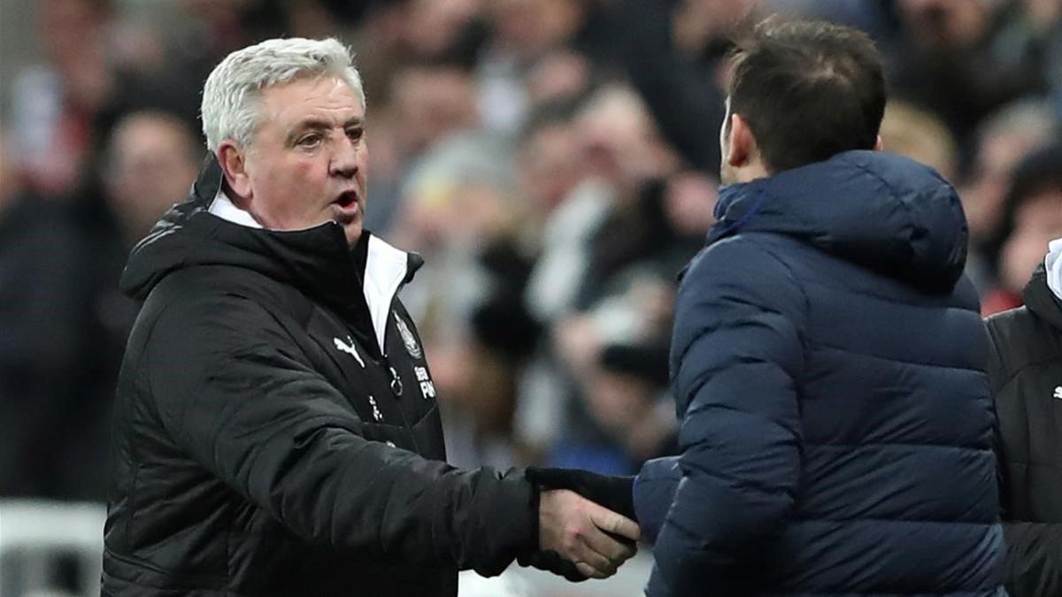 Steve Bruce, técnico del Newcastle, saluda a Frank Lampard, del Chelsea.