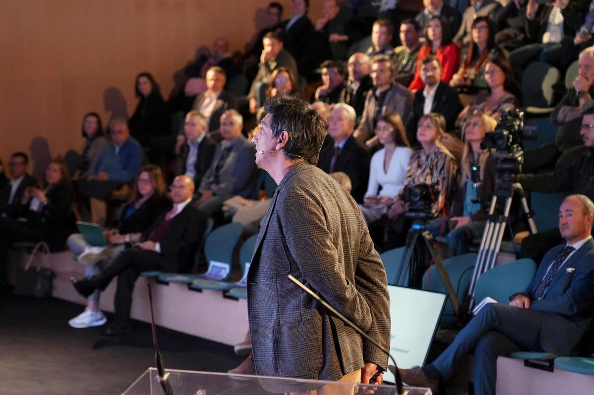 El director de  Marketing de Smalticeram España, Juan Antonio Álvarez, ayer, durante su exposición en el Auditorio de Castelló.