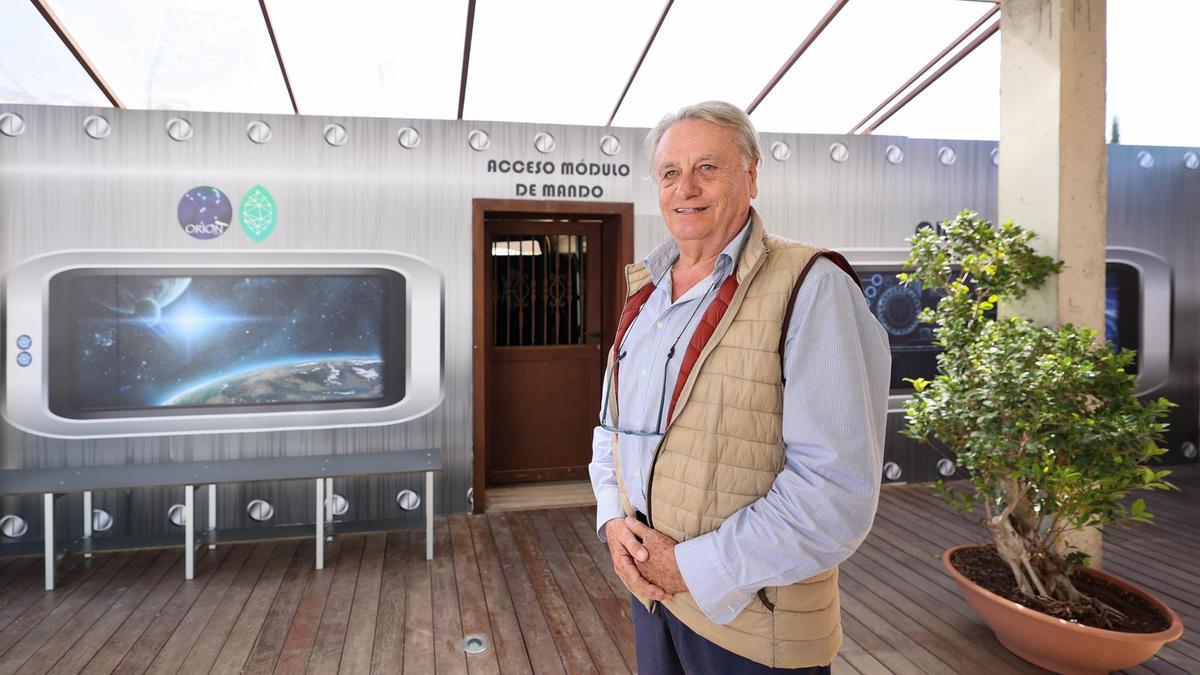 Eduardo Mayorl, alma mater de Bibo Park, junto al acceso al módulo de mando de la nave Orión.