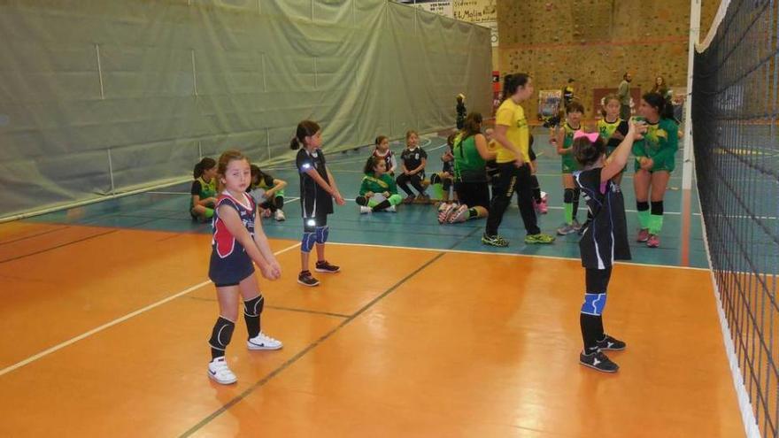 Niñas aprendiendo a jugar al voleibol en Cangas de Onís.