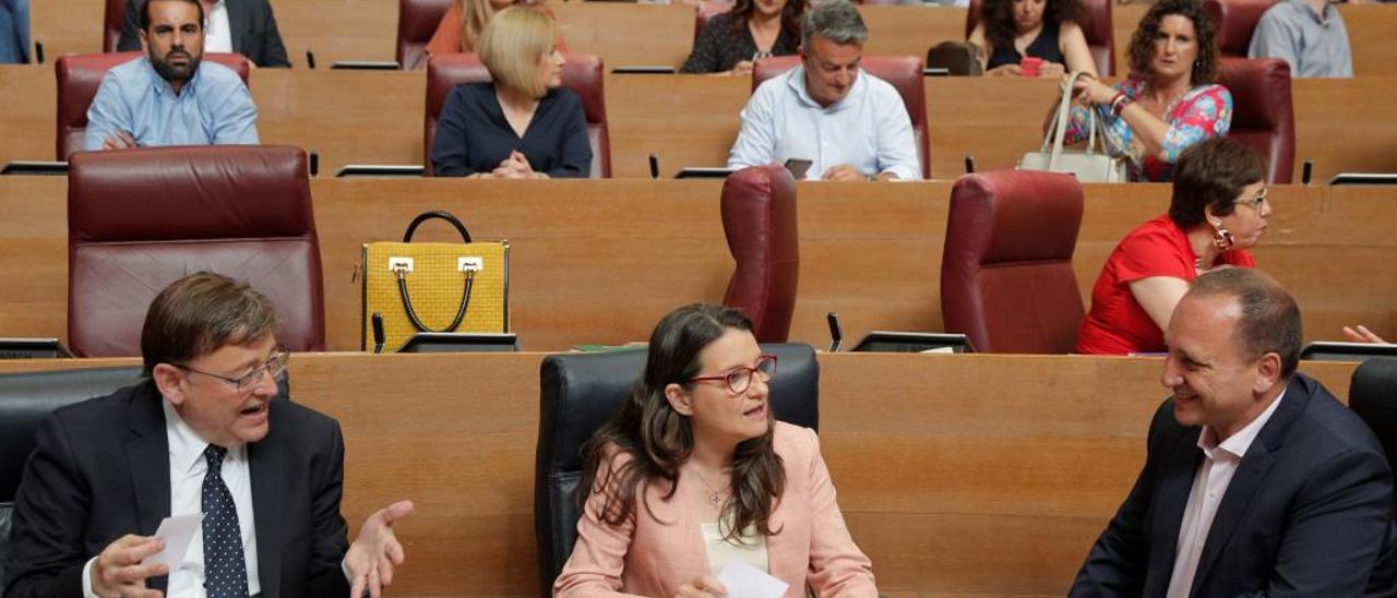 Puig, Oltra y Martínez Dalmau, dispuestos en las Corts como presidente y vicepresidentes del Consell.