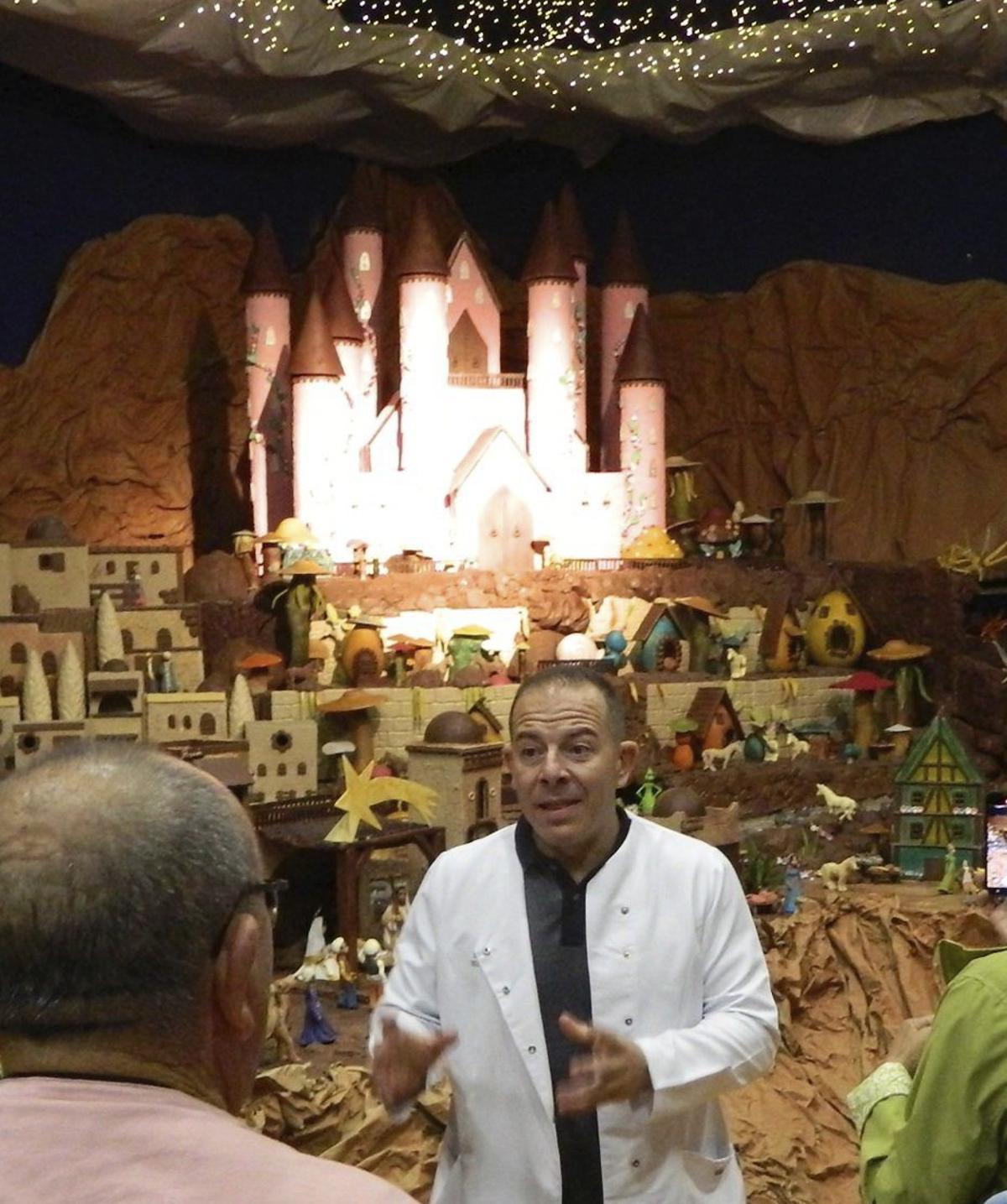 El maestro chocolatero Jorge Garrido explica a los visitantes los detalles del Belén de Chocolate de Rute, que cumple 25 años este 2025.