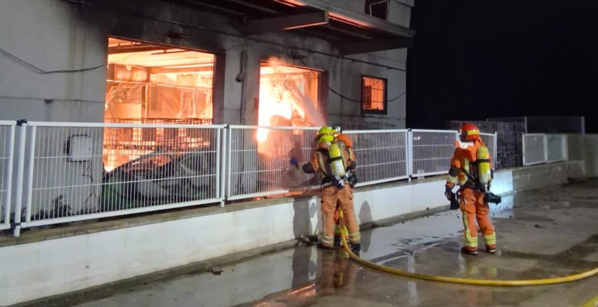 Los Bomberos apagan las llamas de la nave industrial en Nàquera.
