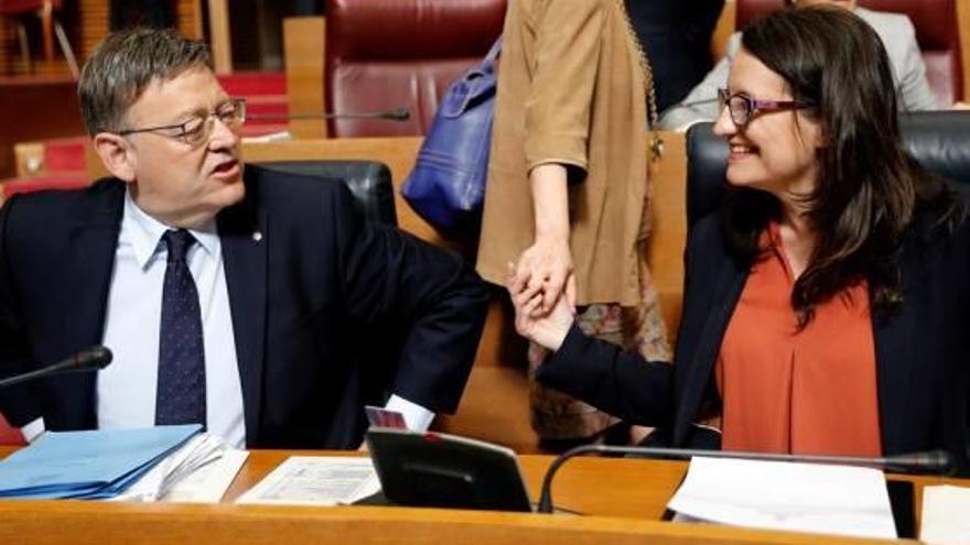 El presidente Ximo Puig y Mónica Oltra, líder de Compromís, ayer en las Cortes Valencianas.