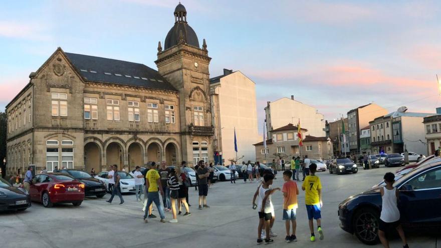 Los automóviles estacionados en la Praza do Concello de A Estrada, ayer.