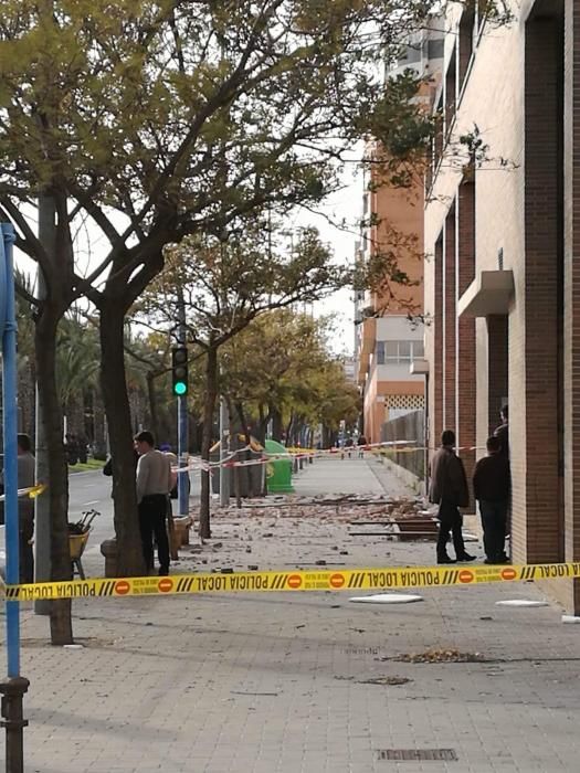 El viento derriba un muro en Gran Vía