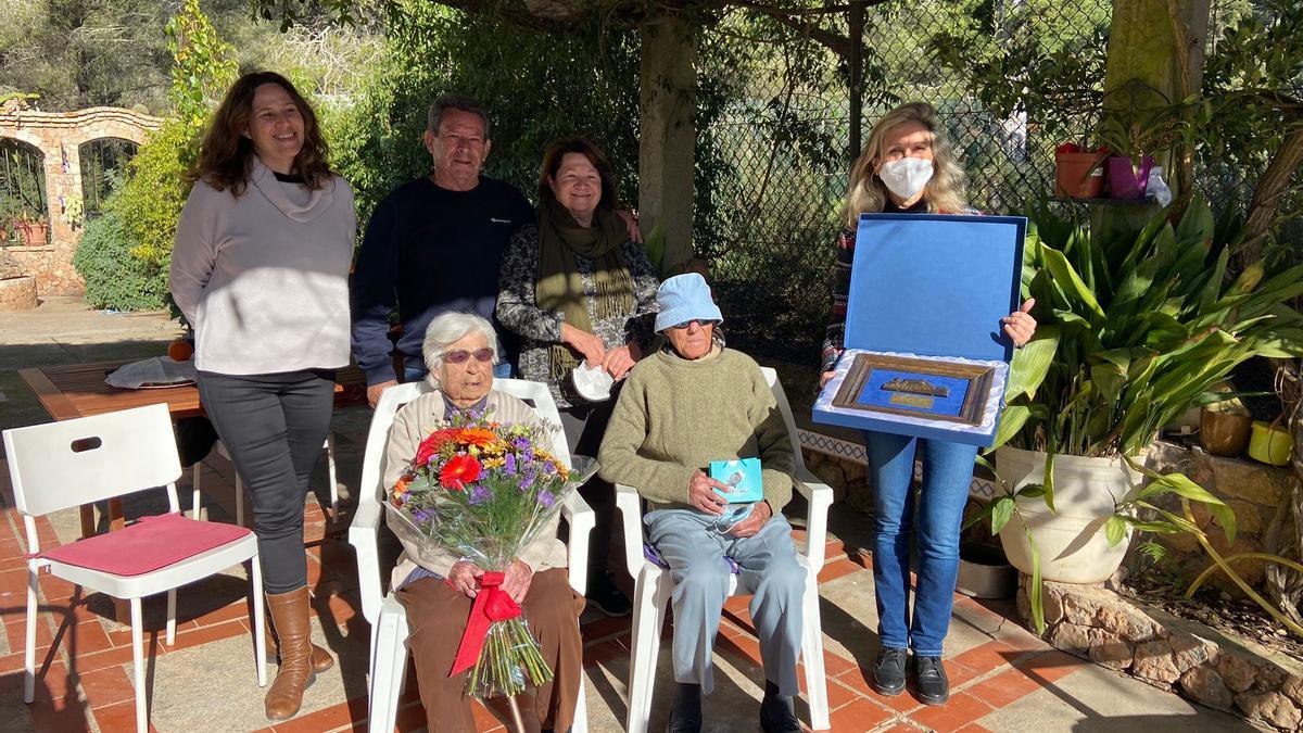 Juan Ribas Boned con sus familiares y la alcaldesa de Santa Eulària Carmen Ferrer.