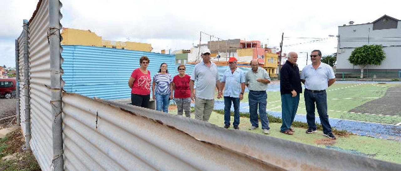 Los vecinos de Lomo Los Frailes se sienten abandonados por el Ayuntamiento, en la imagen, en el interior de la cancha